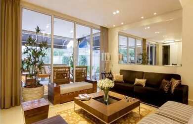 Imagem: A casa possui 4 Dormitórios, 5 Banheiros, 4 Vagas na garagem