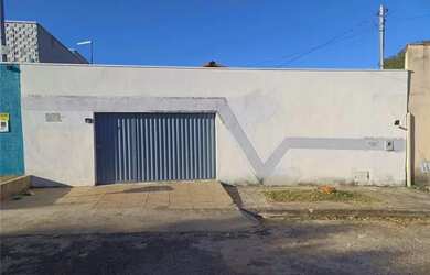 Imagem: A casa possui 3 Dormitórios, 2 Banheiros, 191m² de Área e