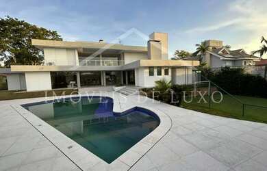 Imagem: A casa em condomínio possui 4 Dormitórios, 5 Banheiros, 2