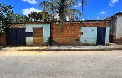 Imagem: A casa possui 2 Dormitórios, 1 Banheiro, 2 Vagas na garagem