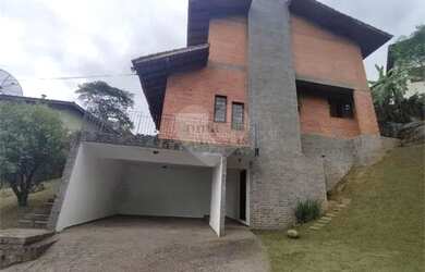 Imagem: A casa possui 3 Dormitórios, 3 Banheiros, 5 Vagas na garagem