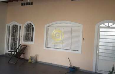 Imagem: A casa possui 3 Dormitórios, 2 Banheiros, 95m² de Área e