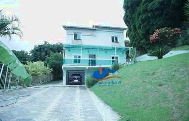 Imagem: A casa possui 4 Dormitórios, 5 Banheiros, 4 Vagas na garagem