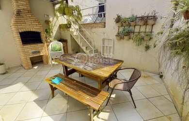 Imagem: A casa possui 3 Dormitórios, 3 Banheiros, 2 Vagas na garagem