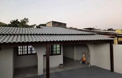 Imagem: A casa possui 3 Dormitórios, 2 Banheiros, 2 Vagas na garagem