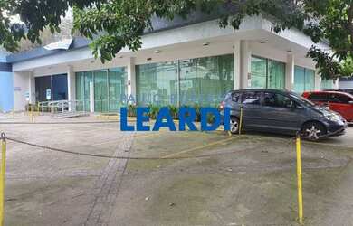 Imagem: O depósito para alugar possui 5 Vagas na garagem e 400m² de