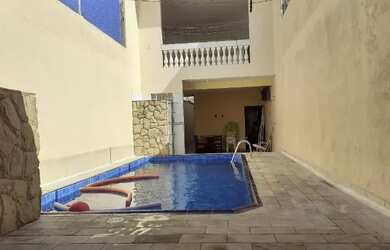 Imagem: A casa possui 3 Dormitórios e 3 Vagas na garagem e está localizado