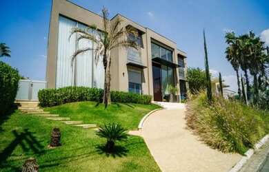 Imagem: A casa em condomínio possui 5 Dormitórios, 5 Banheiros, 5