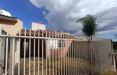 Imagem: A casa possui 2 Dormitórios, 1 Banheiro, 1 Vaga na garagem