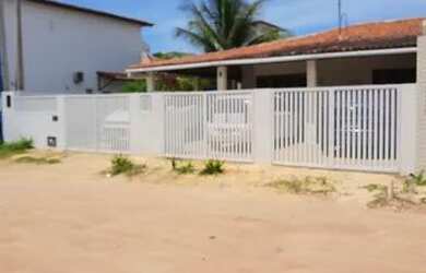 Imagem: A casa possui 3 Dormitórios, 3 Banheiros, 4 Vagas na garagem