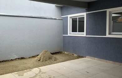 Imagem: A casa possui 3 Dormitórios, 2 Banheiros, 2 Vagas na garagem