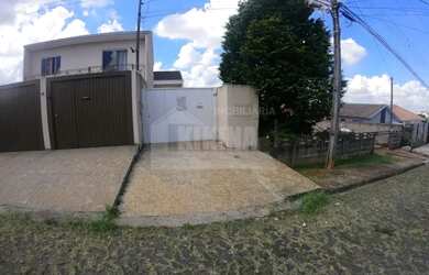 Imagem: A casa possui 2 Dormitórios, 1 Banheiro, 2 Vagas na garagem