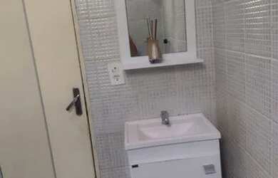 Imagem: A casa possui 2 Dormitórios, 1 Banheiro, 2 Vagas na garagem