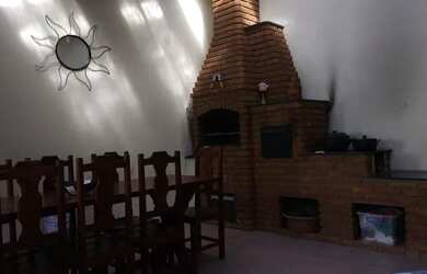 Imagem: A casa possui 3 Dormitórios, 3 Banheiros, 4 Vagas na garagem