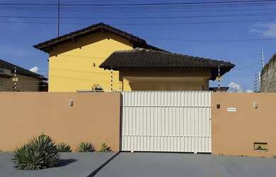 Imagem: A casa possui 3 Dormitórios, 2 Banheiros, 1 Vaga na garagem
