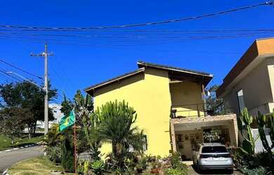 Imagem: A casa possui 3 Dormitórios, 4 Banheiros, 2 Vagas na garagem