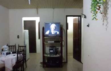 Imagem: A casa possui 2 Dormitórios, 2 Banheiros, 2 Vagas na garagem