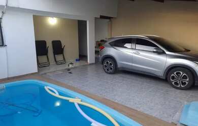 Imagem: A casa possui 3 Dormitórios, 1 Banheiro, 2 Vagas na garagem