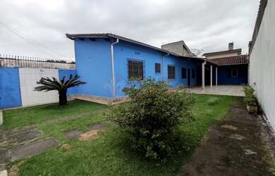 Imagem: A casa possui 4 Dormitórios, 2 Banheiros, 5 Vagas na garagem