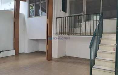 Imagem: O depósito possui 2 Vagas na garagem, 185m² de Área e está