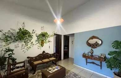 Imagem: A casa possui 3 Dormitórios, 2 Banheiros, 2 Vagas na garagem