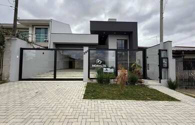 Imagem: A casa possui 3 Dormitórios, 2 Banheiros, 2 Vagas na garagem