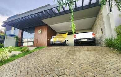 Imagem: A casa possui 3 Dormitórios, 3 Banheiros, 2 Vagas na garagem