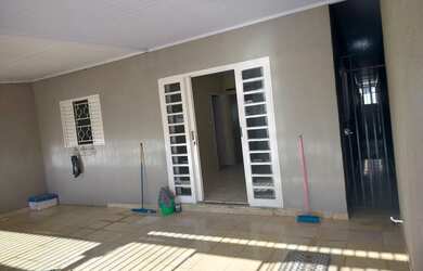 Imagem: A casa possui 2 Dormitórios, 1 Banheiro, 2 Vagas na garagem