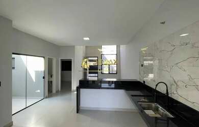 Imagem: A casa possui 3 Dormitórios, 2 Banheiros, 3 Vagas na garagem