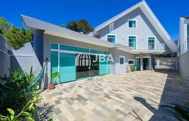 Imagem: A casa possui 5 Dormitórios, 5 Banheiros, 4 Vagas na garagem