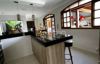 Imagem: A casa possui 2 Dormitórios, 2 Banheiros, 2 Vagas na garagem