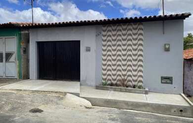 Imagem: A casa possui 3 Dormitórios, 2 Banheiros, 2 Vagas na garagem