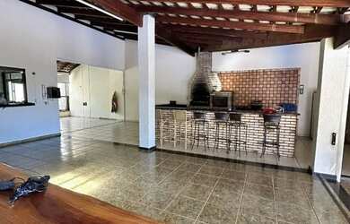 Imagem: A casa possui 4 Dormitórios, 4 Banheiros, 5 Vagas na garagem