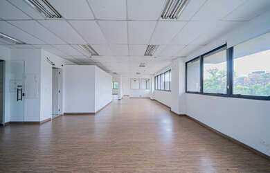 Imagem: O depósito possui 4 Vagas na garagem e 242m² de Área e está