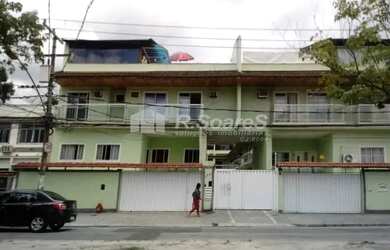 Imagem: A casa possui 3 Dormitórios, 3 Banheiros, 2 Vagas na garagem