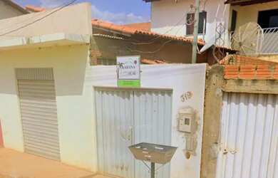 Imagem: A casa possui 2 Dormitórios, 1 Banheiro, 1 Vaga na garagem