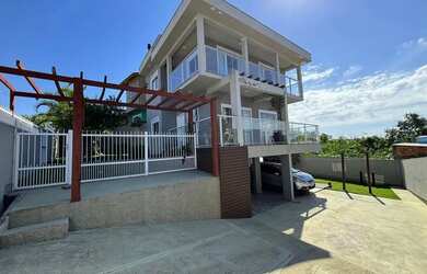 Imagem: A casa possui 3 Dormitórios, 2 Banheiros, 2 Vagas na garagem