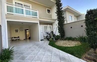 Imagem: A casa possui 3 Dormitórios, 2 Banheiros, 2 Vagas na garagem