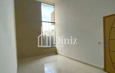 Imagem: A casa possui 3 Dormitórios, 2 Banheiros, 2 Vagas na garagem