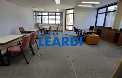 Imagem: O depósito possui 2 Vagas na garagem, 68m² de Área e está