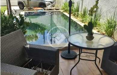 Imagem: A casa possui 2 Dormitórios, 2 Banheiros, 2 Vagas na garagem