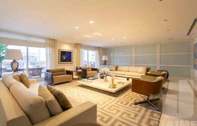 Imagem: O apartamento possui 4 Dormitórios, 2 Banheiros, 5 Vagas na