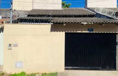 Imagem: A casa possui 2 Dormitórios, 1 Banheiro, 2 Vagas na garagem