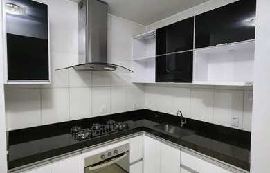 Imagem: O apartamento possui 3 Dormitórios, 1 Banheiro, 1 Vaga na garagem