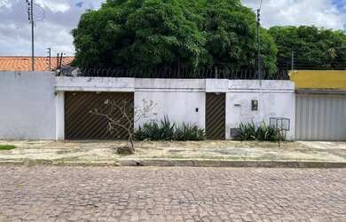 Imagem: A casa possui 3 Dormitórios, 4 Banheiros, 5 Vagas na garagem