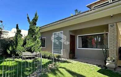 Imagem: A casa possui 5 Dormitórios, 5 Banheiros, 4 Vagas na garagem