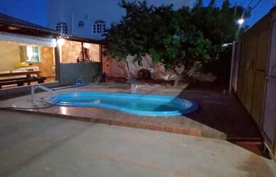 Imagem: A casa possui 4 Dormitórios, Acomodam 15 pessoas e 4 Vagas