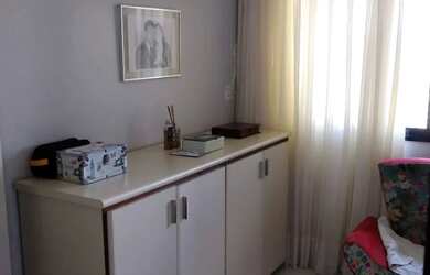 Imagem: A casa possui 4 Dormitórios, 1 Banheiro, 2 Vagas na garagem