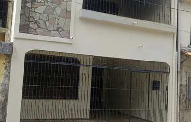 Imagem: A casa possui 5 Dormitórios, 3 Banheiros, 1 Vaga na garagem