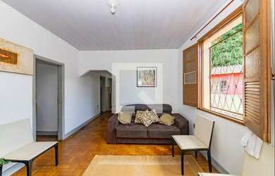 Imagem: A casa possui 3 Dormitórios, 2 Banheiros, 4 Vagas na garagem